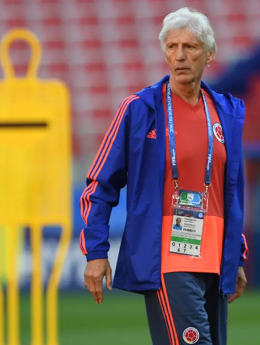 Pelatih Kolombia Jose Pekerman melihat para pemainnya berlatih di Stadion Spartak di Moskow, Rusia(2/7). Kolombia akan bertanding melawan Inggris pada babak 16 besar Piala Dunia 2018. (AFP Photo/Francisco Leong)