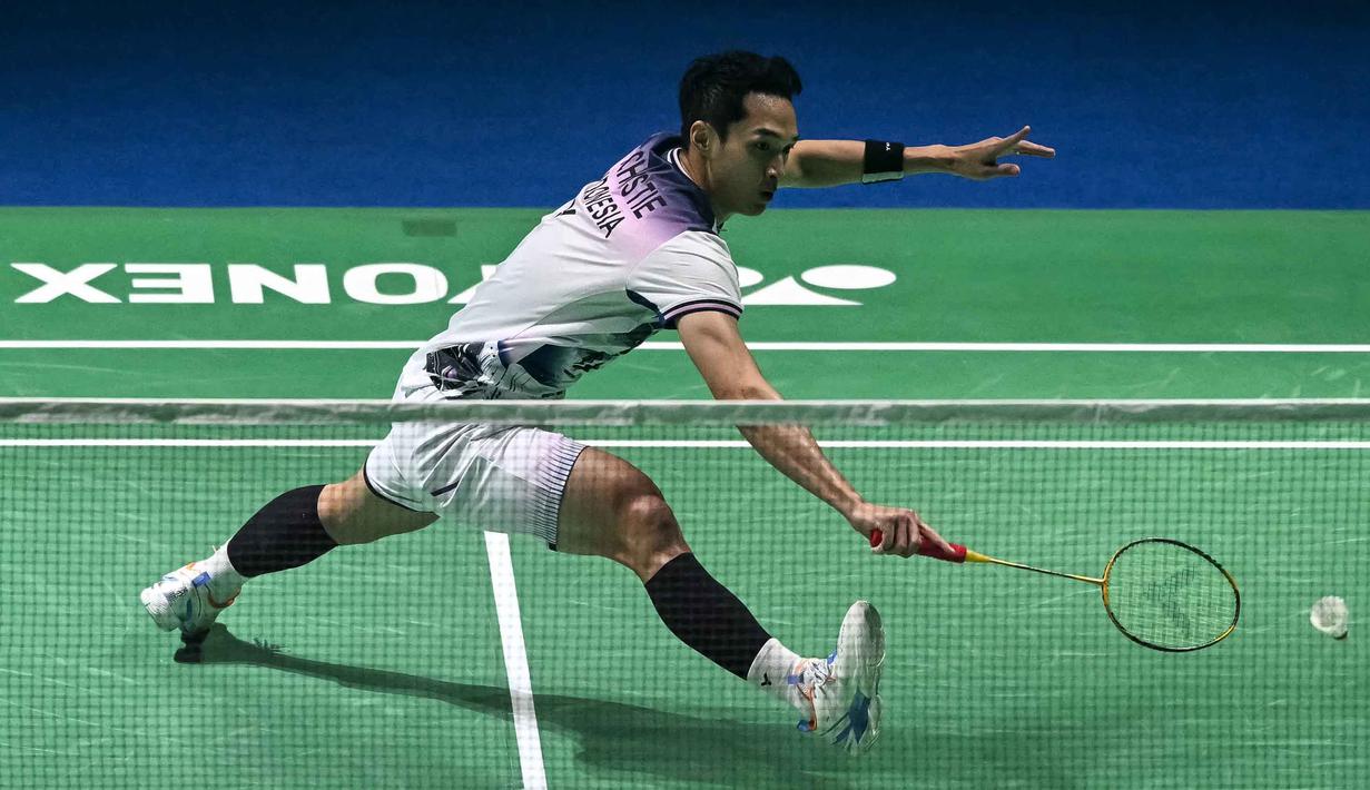 Jonatan Christie dikalahkan wakil Taiwan Lin Chun Yi di final India Open 2026 yang berlangsung di Indira Gandhi Sports Complex, New Delhi, India, Minggu (18/1/2026) sore WIB. Tampak dalam foto, tunggal putra Indonesia, Jonatan Christie memukul bola balasan saat pertandingan final tunggal putra melawan Lin Chun-yi (Taiwan) di turnamen bulu tangkis India Open 2026 di Indira Gandhi Indoor Stadium, New Delhi, Minggu (18/1/2026) sore WIB. (Sajjad HUSSAIN/AFP)