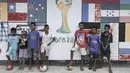 Sebuah mural raksasa bertema Piala Dunia 2014 Brasil mewarnai sebuah sudut di Desa Tulehu, Maluku. Tiap detail kehidupan warga Tulehu memang tidak jauh dari nuansa sepak bola. (Bola.com/Peksi Cahyo)