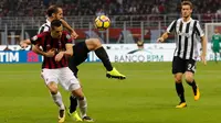 Pemain AC Milan, Nikola Kalinic berebut bola dengan pemain Juventus, Giorgio Chiellini pada lanjutan Liga Italia di Stadion San Siro, Milan, Sabtu (28/10). Gonzalo Higuain memborong gol kemenangan saat Juventus mempermalukan Milan 2-0 (AP/Antonio Calanni)