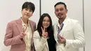Tak mau ketinggalan, istri Denny Sumargo, Olivia Allan juga ikut foto bersama Kyuhyun Super Junior. (Foto: Instagram/@oliviasumargo)