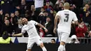 Striker Real Madrid, Karim Benzema, merayakan gol yang dicetaknya ke gawang Deportivo pada laga La Liga Spanyol. Penyerang Prancis itu berhasil mencetak dua buah gol. (AFP/Gerard Julien)