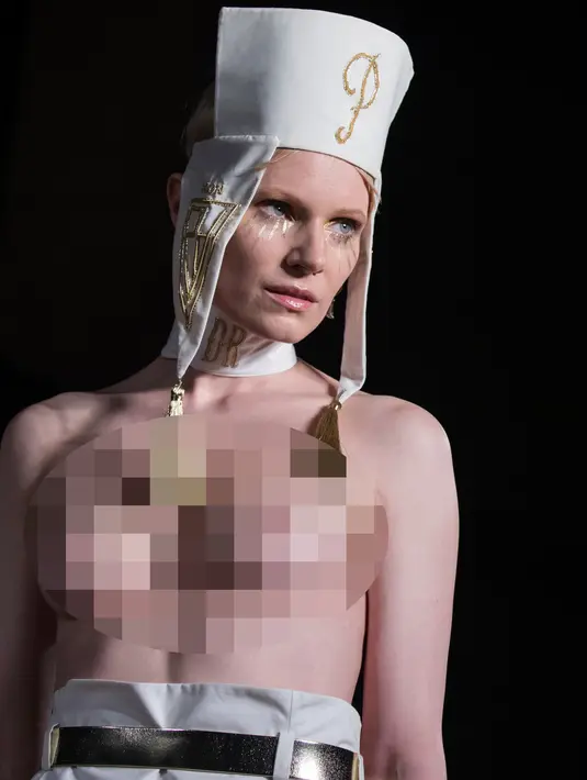 Model berpose di atas catwalk saat memakai busana Spring/Summer 2019 kreasi perancang Pam Hogg selama London Fashion Week di London (14/9). Pam Hogg menampilkan busana Spring/Summer 2019 tembus pandang. (Photo by Vianney Le Caer/Invision/AP)
