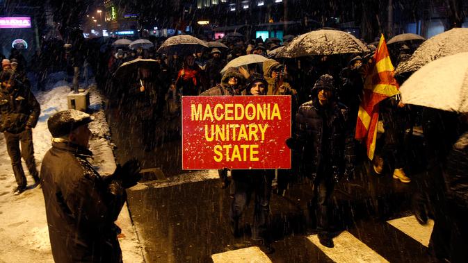 Warga Makedonia turun ke jalanan ibu kota Skopje dalam memprotes wacana pengubahan nama negara mereka, Selasa (27/2). Pengunjuk rasa mendesak pemerintah mengakhiri dialog dengan Yunani untuk menyelesaikan sengketa selama 25 tahun (AP/Boris Grdanoski)
