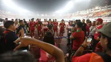 Para pemain Timnas Indonesia bersama pelatih John Herdman dan staf pelatih menghampiri suporter usai laga ketiga Grup A Piala AFF 2026 melawan Vietnam di Stadion Pakansari, Bogor, Senin (3/8/2026) malam WIB. Meski harus menelan kekalahan 0-3, skuad Garuda tetap menyampaikan apresiasi kepada para pendukung yang setia memberikan dukungan hingga peluit panjang berbunyi. Timnas Indonesia masih memiliki peluang lolos ke semifinal dengan syarat wajib mengalahkan tuan rumah Singapura pada pertandingan terakhir Grup A. (Kapanlagi.com/Budy Santoso)