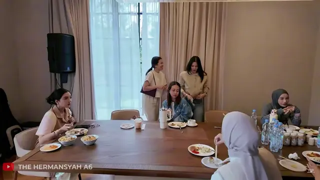 Potret Dapur dan Meja Makan di Villa Zaskia Sungkar dan Irwansyah di Bogor