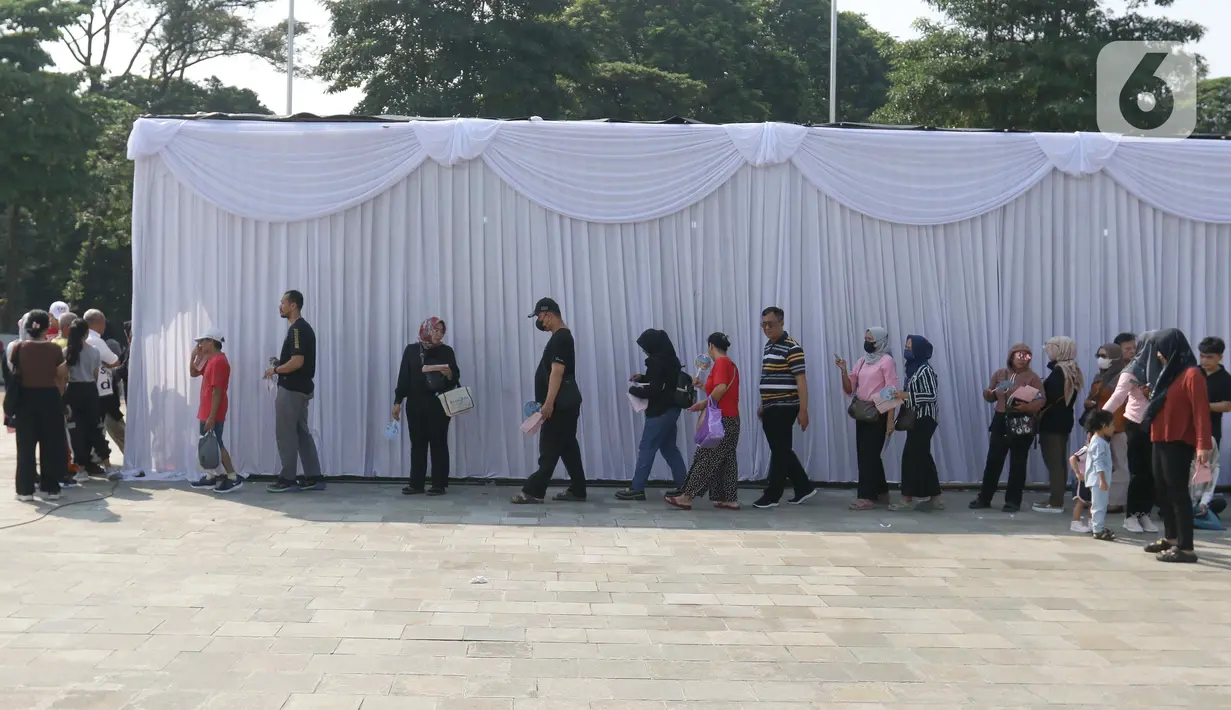 Tampak warga antre untuk mendonorkan darahnya. (Liputan6.com/Herman Zakharia)