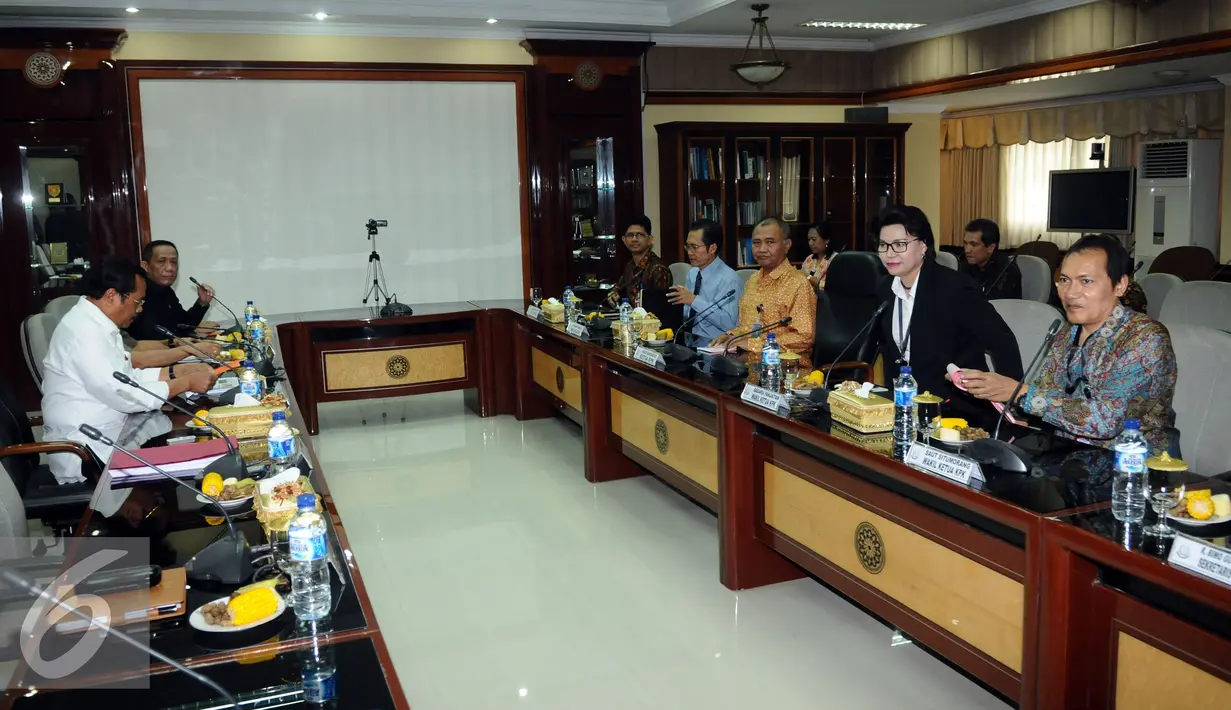 Ketua KPK, Agus Rahardjo (ketiga kanan) bersama pimpinan KPK bersiap melakukan rapat dengan Jaksa Agung, HM Prasetyo (kiri) di gedung Kejaksaan Agung di Jakarta, Selasa (5/1/2016). Rapat berlangsung tertutup. (Liputan6.com/Helmi Fithriansyah)