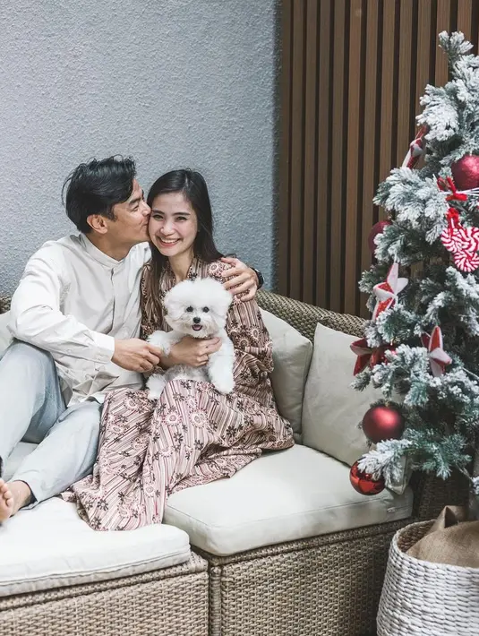 "Semoga @fionaanthony selalu diberi kesehatan sampai proses lahiran nanti. *slide terakhir video waktu USG, janinnya uda joget-joget," tutup Dion Wiyoko sambil memberikan emoji senyum.  (Instagram/dionwiyoko)