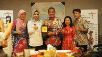 Bupati Kutai Kartanegara Rita Widyasari bersama perwakilan Kementerian Pariwisata dalam jumpa pers pelaksanaan Pesta Adat Erau dan Internasional Folk Art Festival.