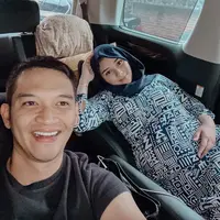 Citra Kirana dan Rezky Aditya tengah menanti kelahiran anak pertama mereka. Sekarang ini usia kandungan Citra Kirana sudah memasuki 35 minggu, perutnya pun kian membesar. Lalu bagaimana kondisi ibu hamil yang satu ini? (Instagram/citraciki)