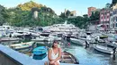 Gaya liburan yang kasual ala Felicia Hutapea. Dengan latar banyak kapal bersandar, Felicia tampil mengenakan dress putih dan tak ragu memamerkan kulit eksotisnya. Foto: Instagram.