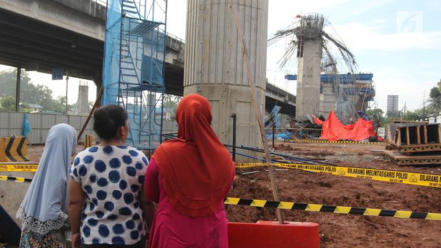 Tiang Girder Tol Becakayu Jadi Tontonan Warga