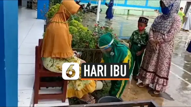 VIDEO: Haru, Siswa Basuh Kedua Kaki Ibunda Saat Peringatan Hari Ibu