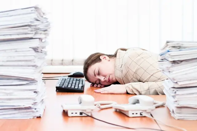 Jam kerja berlebih yang sering dan tekanan perusahaan merupakan faktor utama pemicu stres