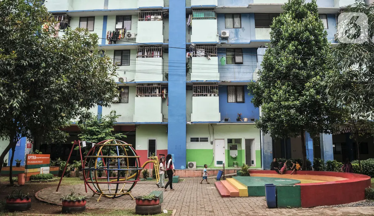 Anak-anak saat bermain di taman salah satu tower Rusunawa Pulo Gebang Indah, Cakung, Jakarta Timur, Minggu (11/12/2022). Dinas Pemberdayaan, Perlindungan Anak dan Pengendalian Penduduk (PPAPP) DKI Jakarta mencanangkan Rusunawa Pulo Gebang Indah, Cakung, Jakarta Timur sebagai Rumah Susun Ramah Anak (RSRA). (merdeka.com/Iqbal S Nugroho)