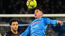 Penyerang Lazio Felipe Anderson (Kiri) dan bek Napoli Mathias Olivera berebut bola pada giornata ke-25 Liga Italia di Stadion Diego Armando Maradona, Sabtu (4/3/2023) dini hari WIB. Bagi Napoli, kekalahan tersebut memutuskan tren positif mereka yang selalu menang di delapan laga terakhir mereka di Liga Italia.  (Photo by Alberto PIZZOLI / AFP)