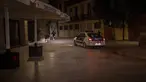 Orang-orang melarikan diri dari polisi yang mengejar mereka setelah jam malam di Barcelona pada 1 November 2020. Pemerintah Spanyol menetapkan pembatasan gerak atau jam malam yang berlaku pukul 22.00 pada 25 Oktober lalu untuk mengendalikan lonjakan kasus Covid-19. (AP Photo/Emilio Morenatti)