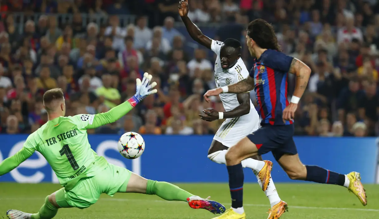 Penyerang Bayern Munchen Sadio Mane (tengah) mencetak gol pembuka timnya ke gawang Barcelona pada matchday kelima Grup C Liga Champions di Camp Nou, Barcelona, Spanyol, Kamis (27/10/2022). Barcelona dipermalukan tamunya Bayern Munchen dengan skor 0-3.  (AP Photo/Joan Monfort)