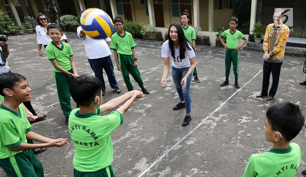 Anak-anak berkebutuhan khusus bermain bola voli dengan atlet nasional, Pungky Afreicia di Yayasan Santi Rama, Jakarta, Rabu (18/4). Kegiatan ini sebagai bentuk edukasi cara hidup sehat. (Liputan6.com/Fery Pradolo)