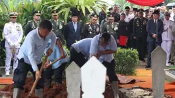 Menteri Pertahanan Sjafrie Sjamsoeddin (kedua kanan) saat memimpin prosesi pemakaman jenazah Jenderal TNI (Purn) Ryamizard Ryacudu di Taman Makam Pahlawan Nasional, Kalibata, Jakarta, Senin (1/6/2026). (Kapanlagi.com/Budy Santoso)