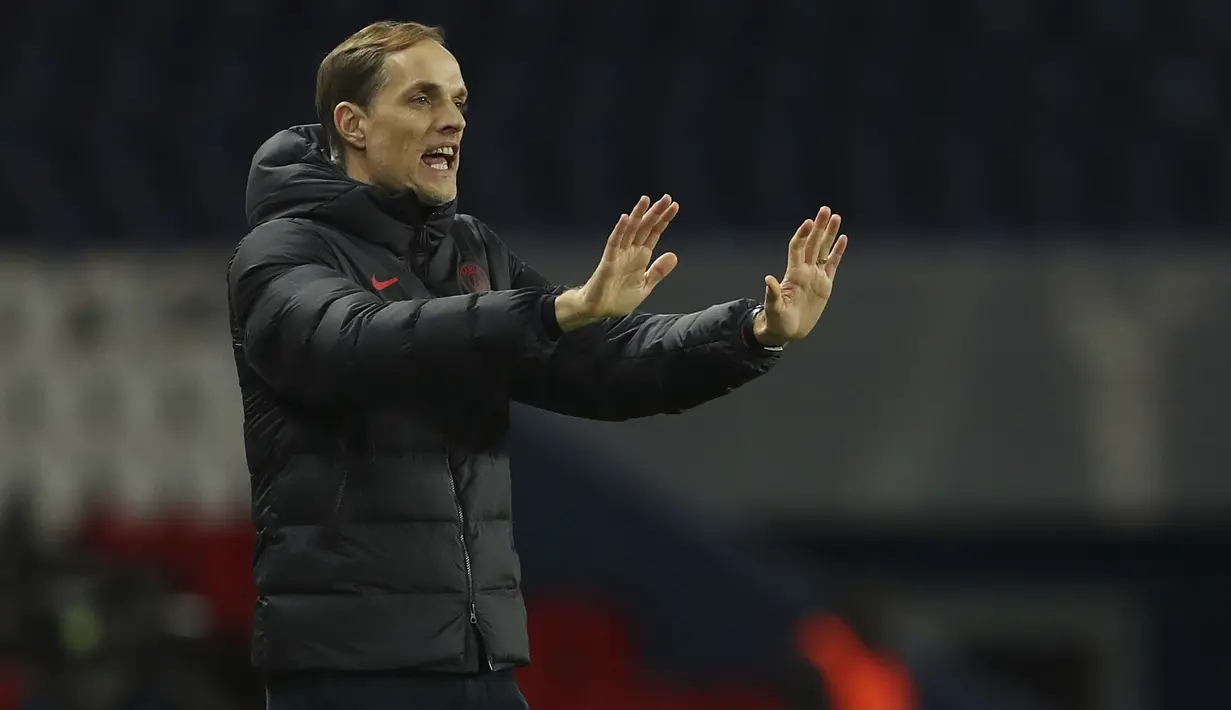 Pelatih PSG, Thomas Tuchel menginstruksikan pemainnya saat bertanding melawan Borussia Dortmund pada pertandingan leg kedua babak 16 besar Liga Champions di stadion Parc des Princes, Paris, Prancis (12/3/2020). PSG menang 2-0 atas Dortmund dan melaju ke perempat final. (UEFA via AP)