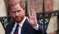 Pangeran Harry keluar dari gedung Pengadilan Tinggi London pada Rabu, 9 April 2025. (dok. HENRY NICHOLLS / AFP)