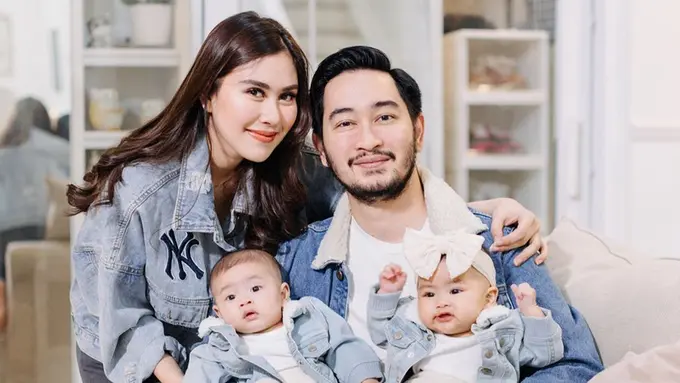 FOTO: Gaya Syahnaz Sadiqah dan Keluarga Kecilnya Pakai Baju Kembar