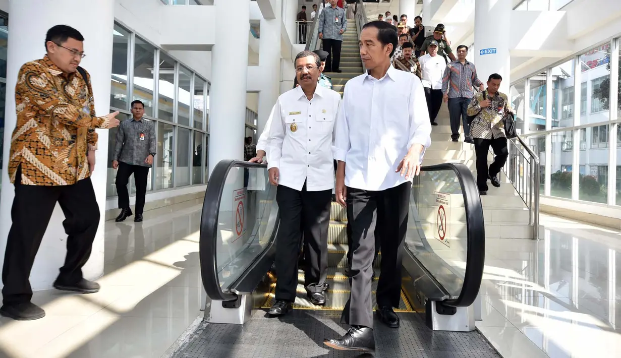 Presiden Joko Widodo didampingi oleh Pjs.Gubernur Sumatra Utara, Menteri Perhubungan Ignasius Jonan, Menteri Sekretaris Kabinet Pramono Anung, dan Menteri PU-PR Basuki Hadimuljono saat tiba di bandara Kualanamu Medan (3/3). (Setpres/Agus Suparto)
