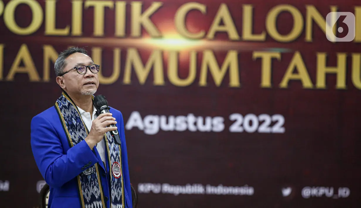Ketua Umum Partai Amanat Nasional (PAN) Zulkifli Hasan memberikan sambutan saat Pendaftaran Partai Politik Calon Peserta Pemilu tahun 2024 di Gedung KPU, Jakarta, Rabu (10/8/2022). KPU menerima berkas dari 4 partai politik yang mendaftar sebagai calon peserta Pemilu 2024 di hari kesepuluh pendaftaran. (Liputan6.com/Faizal Fanani)