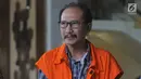 Hakim PN Jakarta Selatan atau ketua majelis hakim nonaktif, Iswahyu Widodo berjalan keluar Gedung KPK usai menandatangani berkas P21, Selasa (26/3). Iswahyu dalam waktu dekat akan menjalani persidangan terkait dugaan menerima suap penanganan perkara perdata di PN Jaksel. (merdeka.com/Dwi Narwoko)