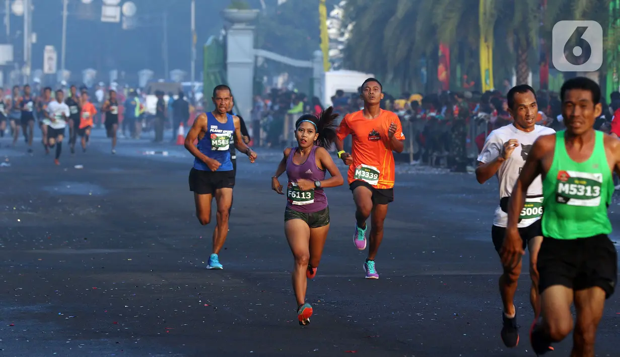 Peserta berlari dalam kegiatan lomba lari bertajuk Lo Gue Run (LGR) 2020 di Kompleks Monas, Jakarta Pusat, Minggu (26/1/2020). Kejuaraan LGR 2020 yang diikuti oleh total 3.500 pelari tersebut merupakan rangkaian kegiatan HUT Kodam Jaya ke 70. (Liputan6.com/Johan Tallo)