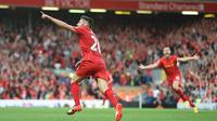 Gelandang Liverpool, Adam Lallana, merayakan gol ke gawang Leicester City pada laga di Anfield Stadium, Liverpool, Sabtu (10/9/2016). (AFP/Paul Ellis)