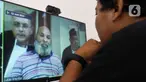 Jurnalis menyaksikan sidang perdana terdakwa kasus pencucian uang, yang juga Gubernur Papua nonaktif Lukas Enembe secara daring di media center Gedung Merah Putih KPK, Jakarta, Senin (12/6/2023). (Liputan6.com/Herman Zakharia)