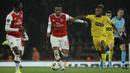 Gelandang Arsenal, Joe Willock (tengah) menggiring bola dari kawalan pemain Standard Liege, Samuel Bastien (kanan) pada lanjutan pertandingan grup F Liga Europa di Stadion Emirates, London (3/10/2019). Willock mencetak satu gol dan mengantar Arsenal menang telak 4-0. (AP Photo/Matt Dunham)