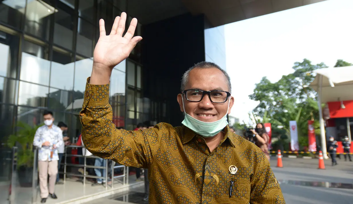 Ketua Komisi Yudisial (KY), Jaja Ahmad Jayus melambaikan tangan usai pertemuan dengan pimpinan KPK di Gedung KPK, Jakarta, Jumat (3/7/2020). Pertemuan yang berlangsung tertutup itu untuk membahas pertukaran data terkait hakim bersama pimpinan lembaga antirasuah tersebut. (merdeka.com/Imam Buhori)