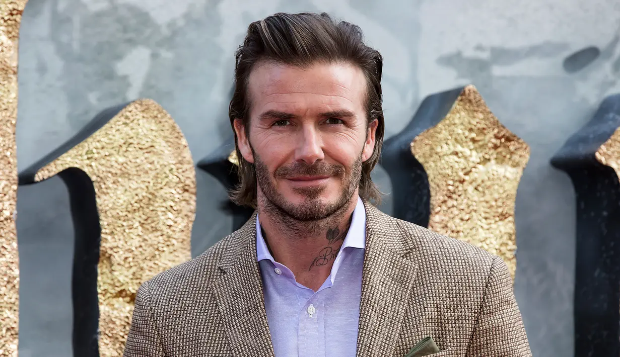 Aktor David Beckham berpose saat tiba menghadiri pemutaran perdana film 'King Arthur The Legend Of The Sword' ', di London, Inggris (10/5). Mantan pesekbola ini tampil keren dengan busana dan sepatu serba coklat. (Photo by Grant Pollard/Invision/AP)