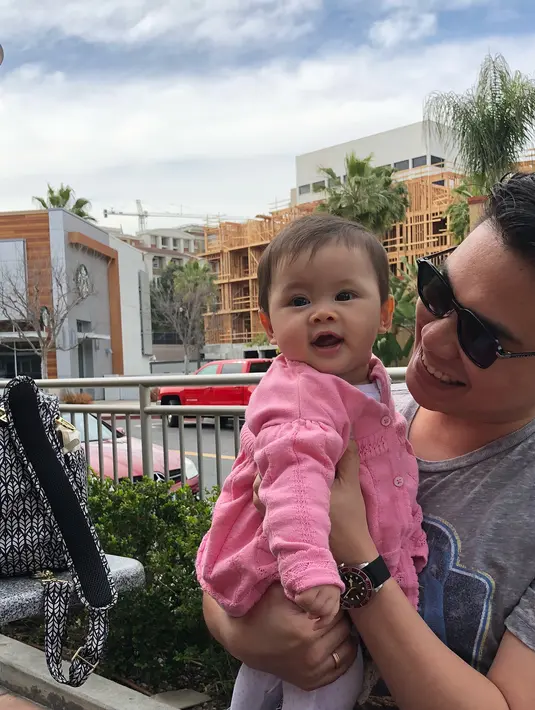 Meskipun berlibur sambil membawa anak kecil, akan tetapi Acha dan sang suami terlihat menikmati dan bahagia. (Foto: instagram.com/septriasaacha)