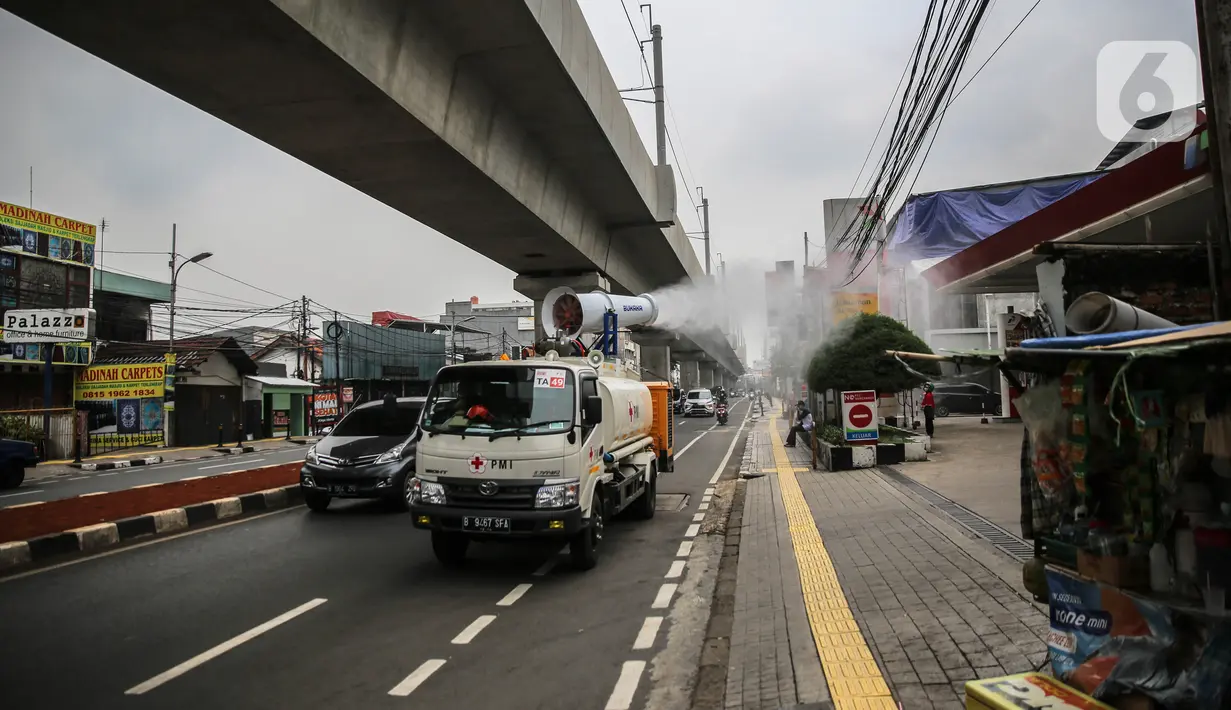 Petugas PMI dengan mobil gunners spraying melakukan penyemprotan cairan disinfektan di kawasan Jalan Blok A, Jakarta, Kamis (30/4/2020). Penyemprotan tersebut dilakukan selama 14 jam non stop dengan melibatkan personel TNI serta relawan PMI yang bekerja secara dua shift. (Liputan6.com/Faizal Fanani)