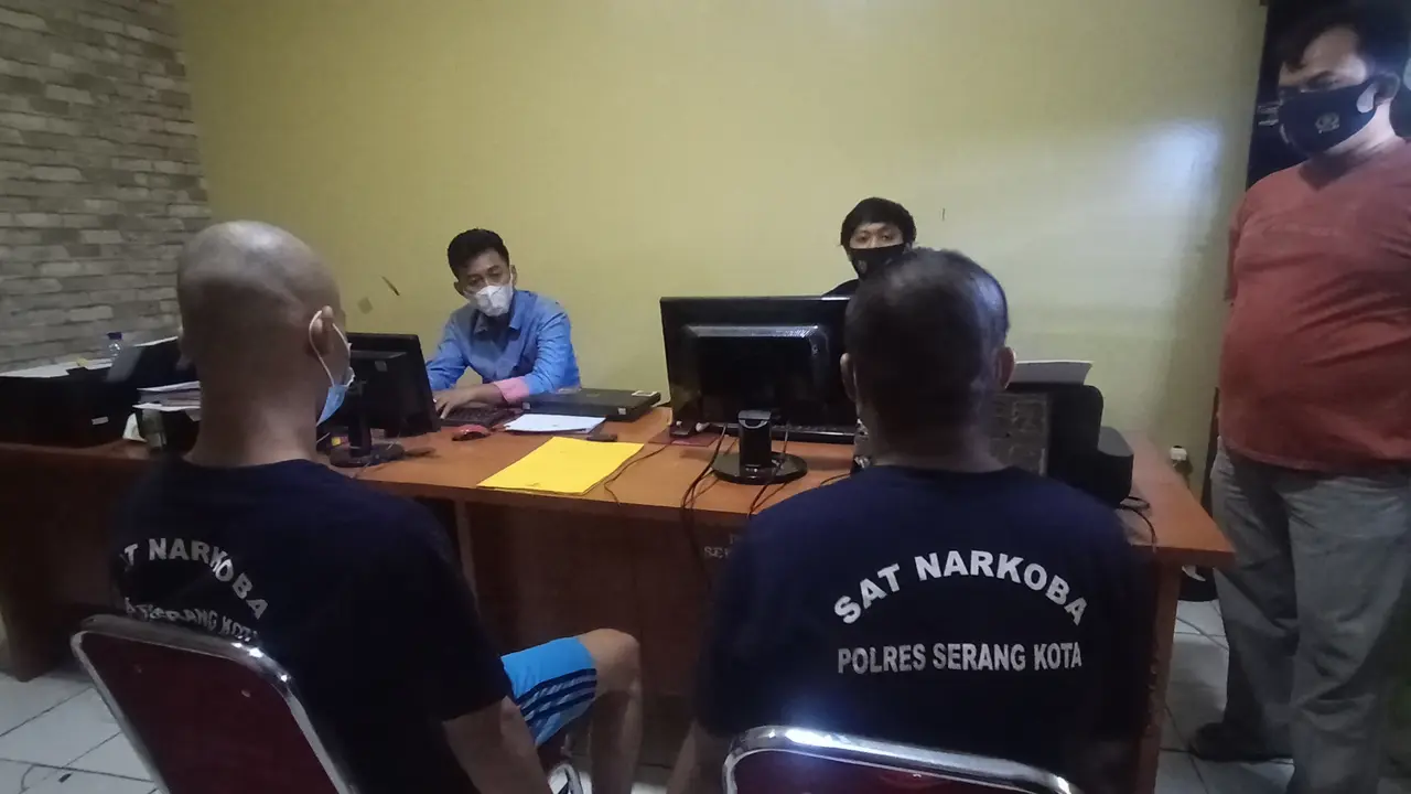 Dua Tersangka Bandar Sabu Di Mapolres Serang Kota. (Kamis, 25/03/2021). (Liputan6.com/Yandhi Deslatama).