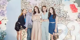 Tampak Amanda Manopo, Elina Joerg, Deswita Maharani dan Jovita Karen yang tampil kompak kenakan outfit berwarna pastel sesuai dresscode.
