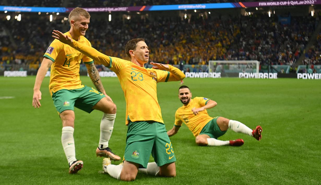 Australia kini berhasil berada di posisi ke-27 peringkat FIFA. The Socceroos sukses naik 11 tingkat setelah berhasil melaju hingga babak 16 besar Piala Dunia 2022. Mathew Ryan dan kolega lolos ke babak 16 besar sebagai runner-up Grup D, unggul atas Tunisia dan Denmark. (AFP/Frank Fife)