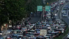 Sejumlah kendaraan terjebak kemacetan di Terusan Casablanca, Kampung Melayu, Jakarta, Senin (18/7). Memasuki hari pertama masuk sekolah pasca libur Lebaran 2016, jalanan Jakarta kembali macet. (Liputan6.com/Johan Tallo)