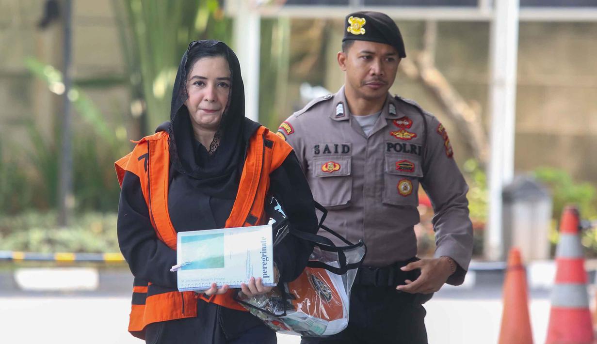 Bupati Pekalongan nonaktif, Fadia Arafiq, kembali untuk menjalani pemeriksaan lanjutan terkait dugaan korupsi pengadaan barang dan jasa outsourcing (tenaga alih daya) serta lainnya di lingkungan Pemerintah Kabupaten Pekalongan untuk tahun anggaran 2023–2026. Tampak dalam foto, tersangka kasus dugaan korupsi pengadaan barang dan jasa outsourcing (tenaga alih daya) serta lainnya di lingkungan Pemerintah Kabupaten Pekalongan untuk tahun anggaran 2023–2026, Fadia Arafiq (kiri), saat tiba di Gedung Merah Putih Komisi Pemberantasan Korupsi (KPK), Jakarta, Rabu (29/4/2026). (merdeka.com/Arie Basuki)