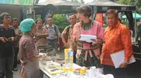 Para juri menilai masakan para peserta Lomba Masak Ikan Nusantara di Kemang Village, Jumat (11/8/2017) (Foto: Liputan6.com/ Akbar Muhibar)