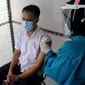 Dokter usai menyuntikkan vaksin virus corona COVID-19 produksi Sinovac saat kegiatan vaksinasi di Puskemas Jagakarsa, Jakarta Selatan, Kamis (14/1/2020). Sejumlah Puskesmas di Jabodetabek mulai melakukan vaksinasi COVID-19 pada hari ini. (merdeka.com/Arie Basuki)