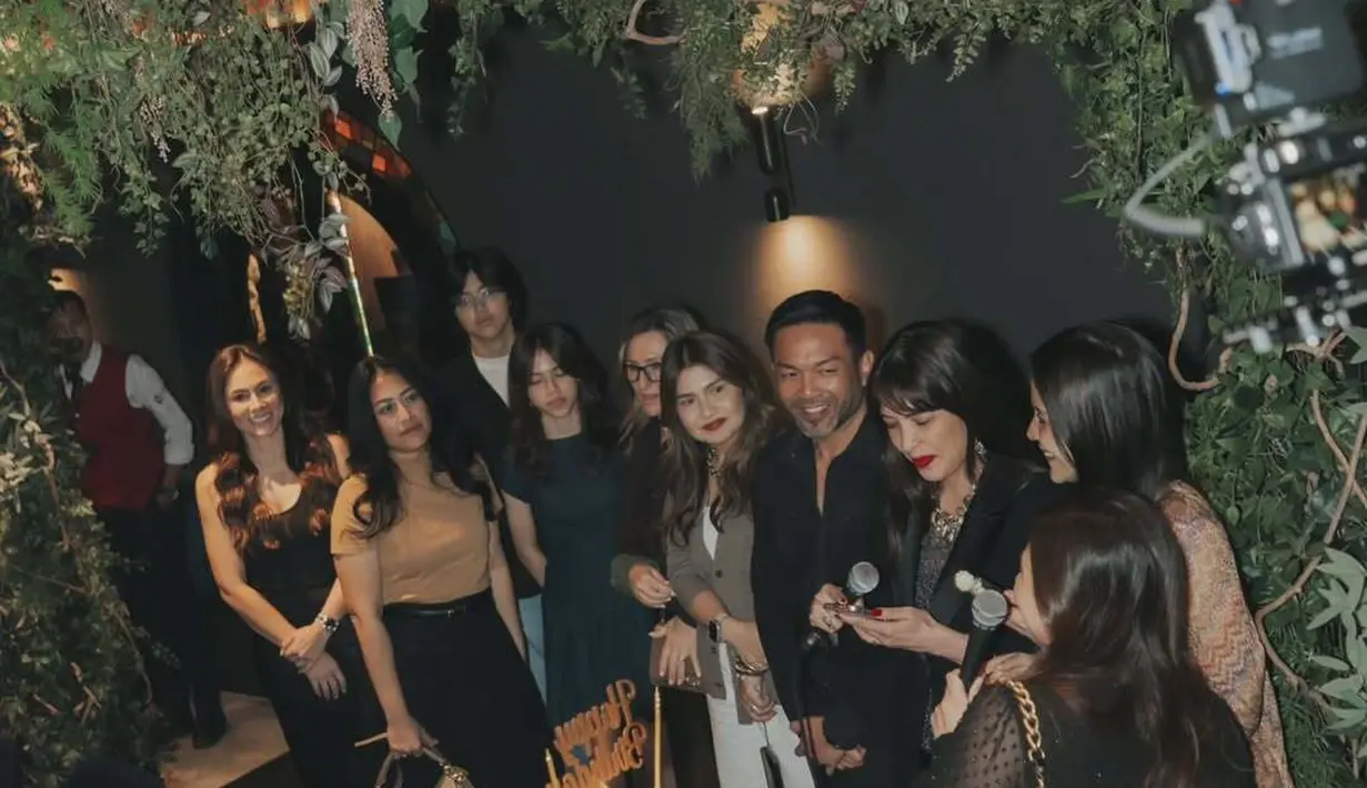 Dalam momen spesial tersebut, Wulan tampil memukau dalam balutan tank top hitam yang dipadukan dengan rok satin midi berwarna senada.  [@wulanguritno].