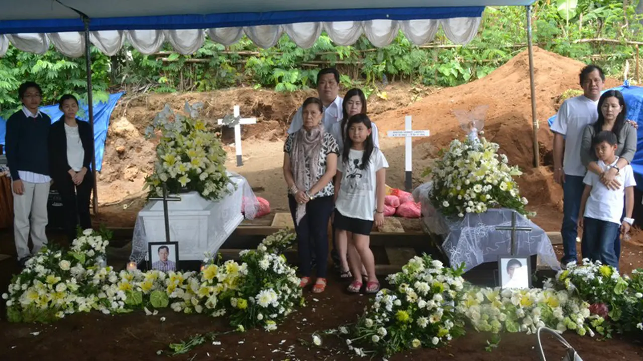 Bapak dan Anak Korban AirAsia Dimakamkan, Ibu Masih Hilang
