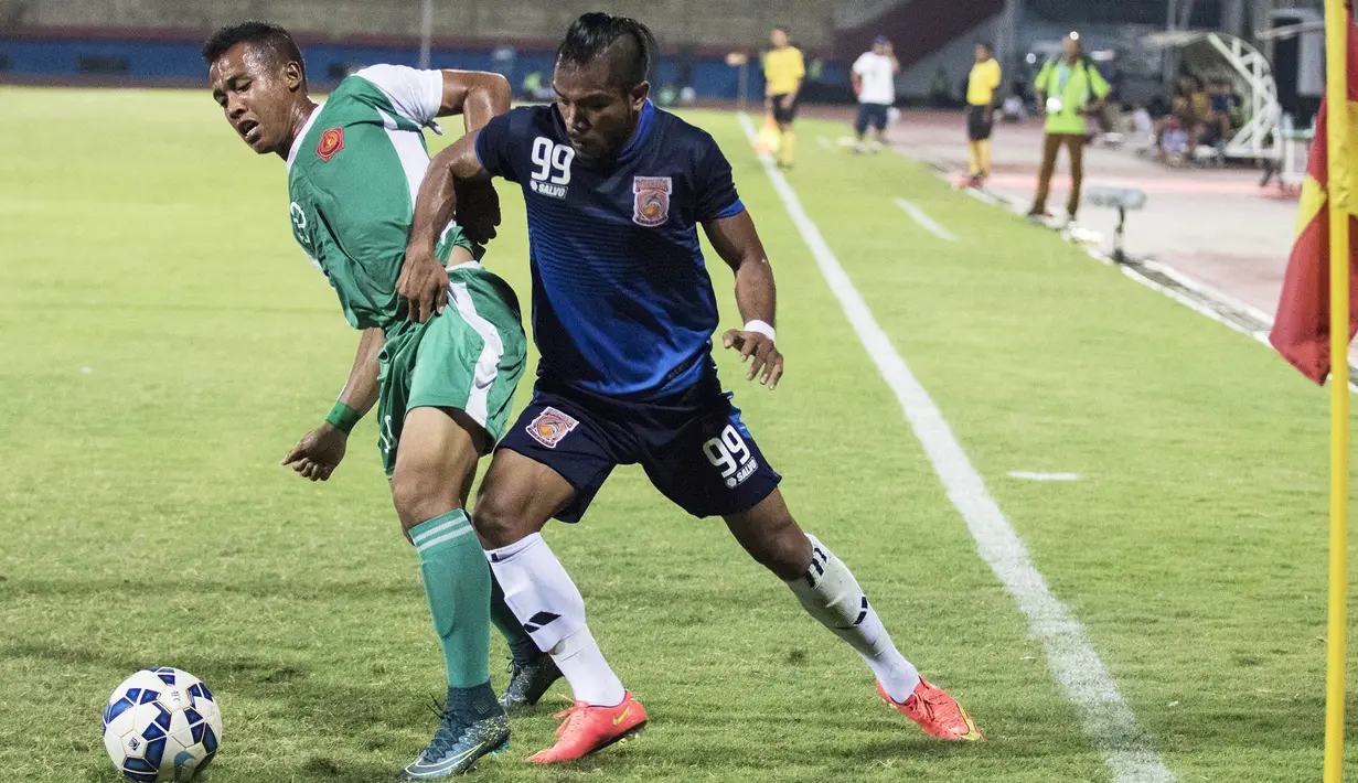 Pemain PBFC, Zulvin Zamrun, berebut bola denga pemain PS TNI, Guntur Triaji, pada laga Piala Jenderal Sudirman di Gelora Delta Sidoarjo, Jawa Timur, Rabu (18/11/2015). (Bola.com/Vitalis Yogi Trisna)