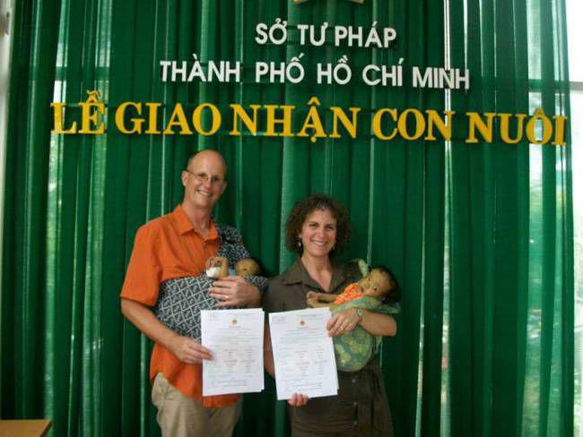 Michael dan Johanne saat mengadopsi anak kembar dari Vietnam. | Foto: copyright Metro.co.uk